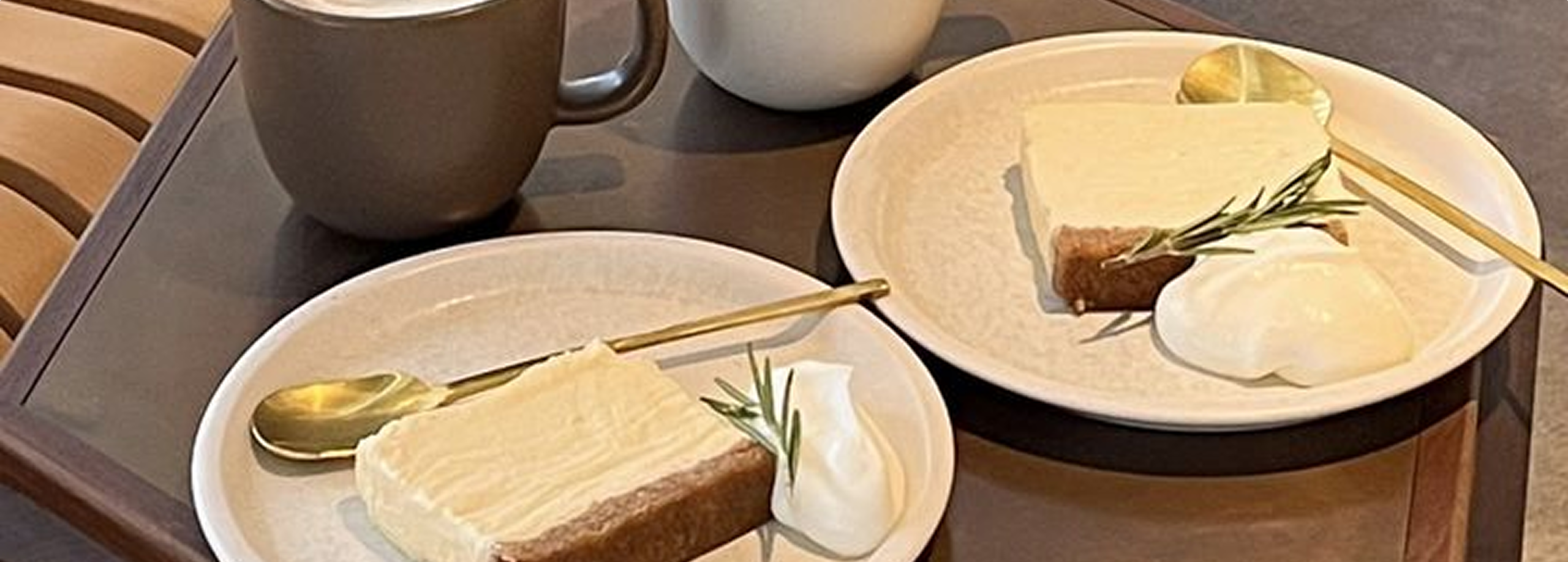 飲食店の料理とテーブル